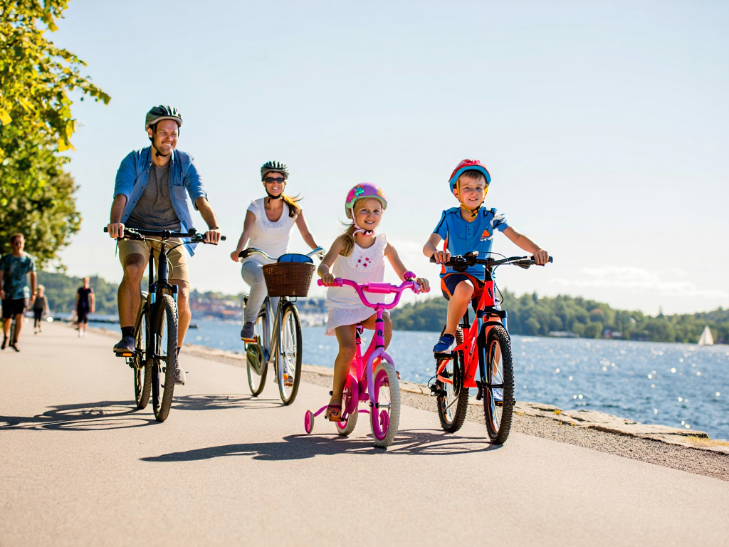 Familjecykeltur med föräldrar och barn
